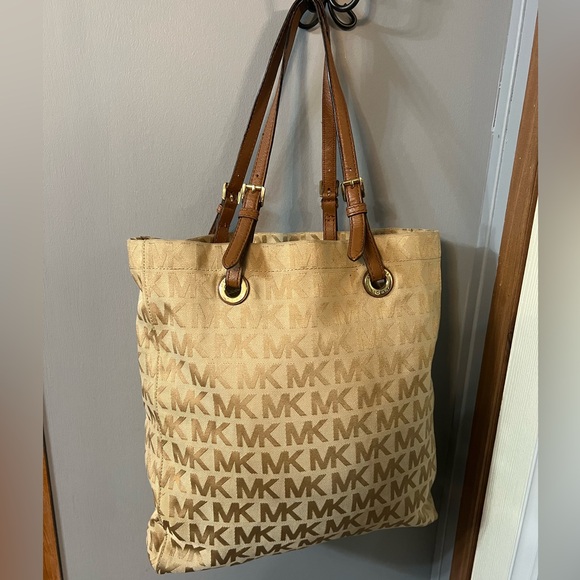 Michael Kors Signatue Monogram Jet Set North South Tote - Picture 5 of 11